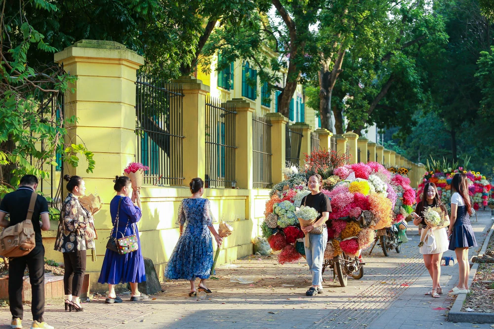 Giới trẻ Hà Nội mải mê check-in đón mùa thu trên phố Phan Đình Phùng - 1