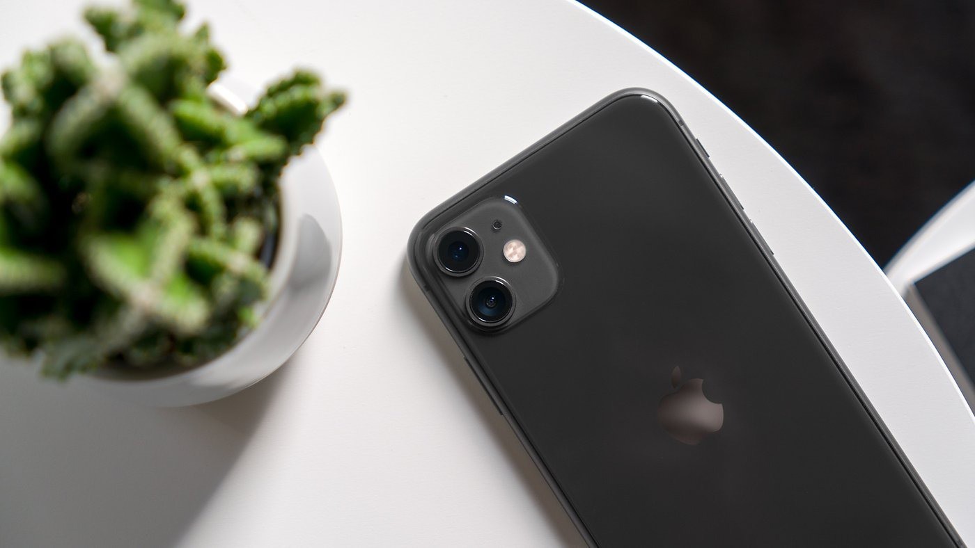 iPhone 11 là chiếc iPhone đầu tiên có cụm camera trân châu bố trí theo chiều dọc.