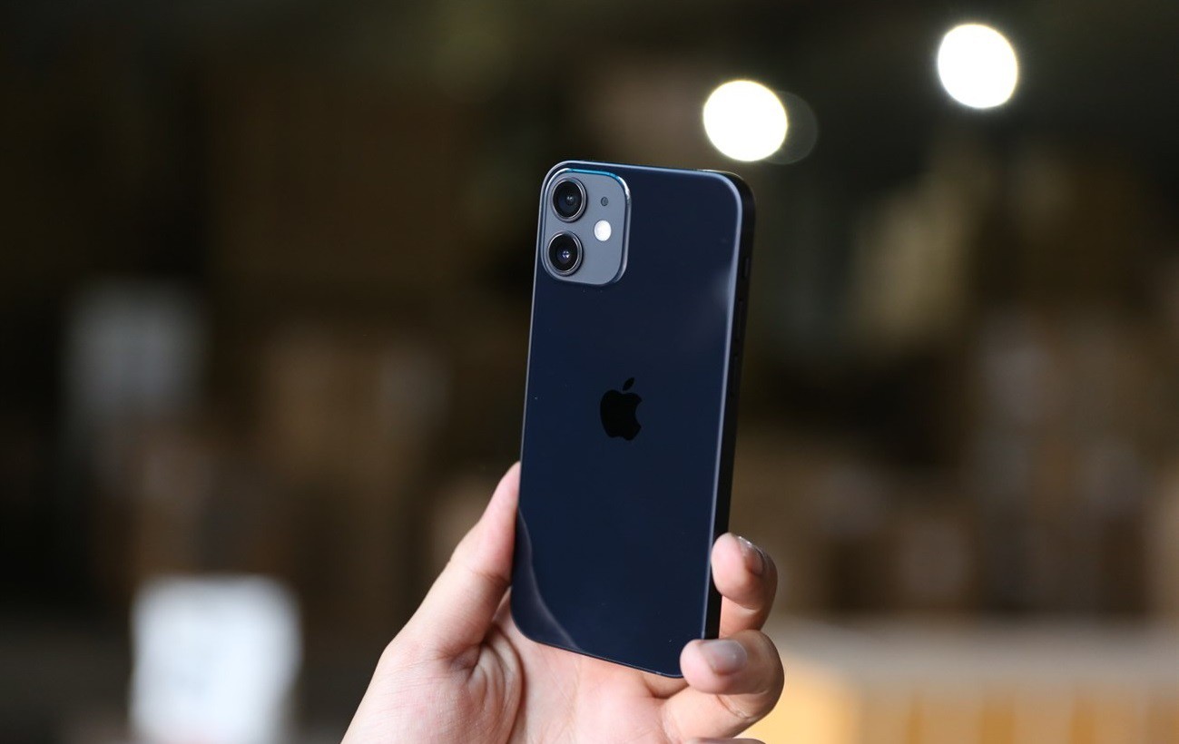 iPhone 12 Mini là mẫu smartphone nhỏ gọn của Apple sở hữu thiết kế camera hai mắt dọc đặc trưng.