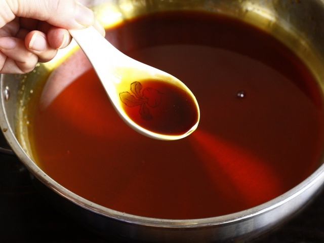Nên thắng nước hàng bằng nước hay dầu ăn?