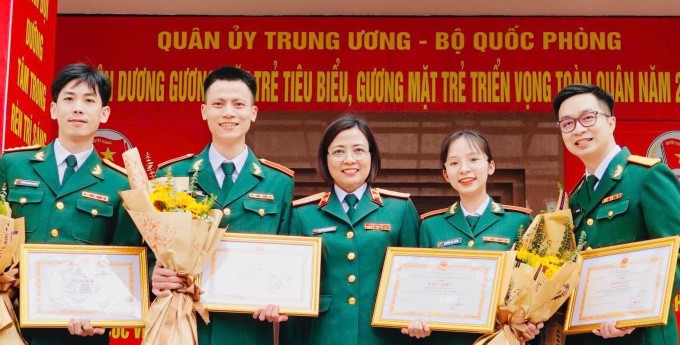 Trang (thứ hai từ phải sang) nhận bằng khen gương mặt trẻ triển vọng toàn quân. Ảnh: Nhân vật cung cấp