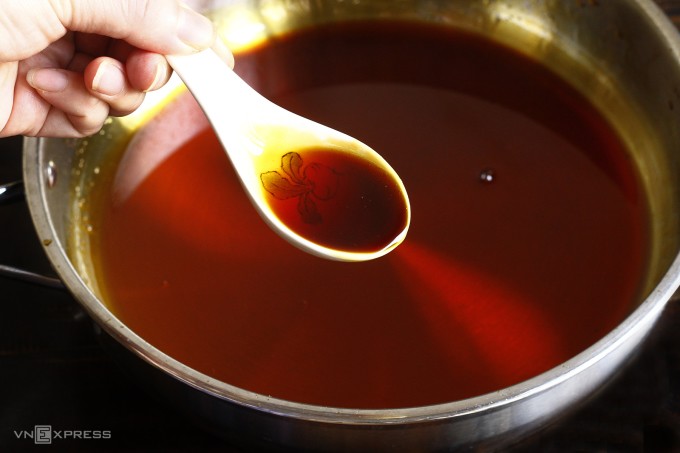 Nước hàng thắng từ nước dùng mọi món ăn, kẹo bánh. Ảnh: Bùi Thủy