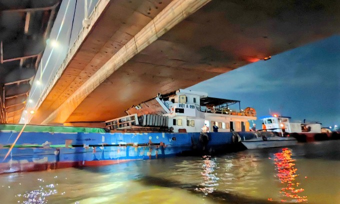 Cabin tàu bị kẹt ở cầu Đồng Nai. Ảnh: Thái Hà