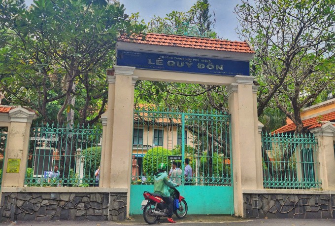 Trường THPT Lê Quý Đôn, quận 3, TP HCM, trưa 14/10. Ảnh: Lệ Nguyễn