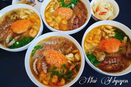 Cuối tuần rảnh rỗi, làm bún hải sản đãi cả nhà