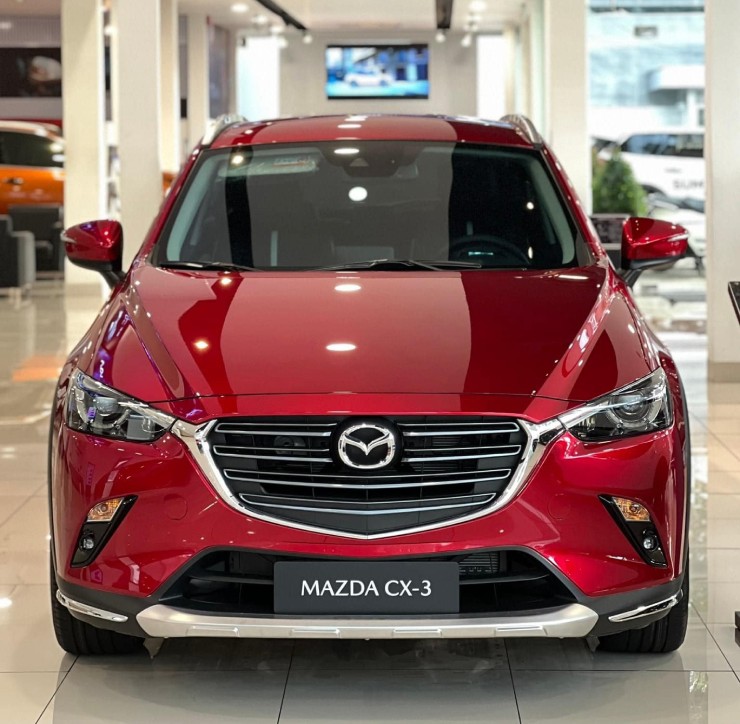 Mazda CX-3 tại Việt Nam được nhập khẩu nguyên chiếc từ Thái Lan, được phân phối với 4 phiên bản khác nhau, gồm:&nbsp;Mazda CX-3 1.5L AT;&nbsp;Mazda CX-3 1.5L Deluxe;&nbsp;Mazda CX-3 1.5L Luxury; và&nbsp;Mazda CX-3 1.5L Premium. Các phiên bản này có giá niêm yết lần lượt là:&nbsp;512 triệu đồng;&nbsp;549 triệu đồng;&nbsp;579 triệu đồng; và&nbsp;631 triệu đồng.&nbsp;