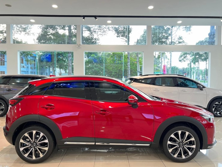 Mazda CX3 2024 là mẫu xe Subcompact Crossover thuộc phân khúc SUV hạng nhỏ. Đây là dòng sản phẩm đáng chú ý cho những ai đang mong muốn ở hữu một chiếc SUV đô thị. Mẫu xe là sự kết hợp cân bằng giữa phong cách thiết năng động của mẫu xe SUV và trải nghiệm lái thú vị, linh hoạt của một chiếc Sedan. Thân xe có nhiều đường nét thiết kế góc cạnh, mảng khối, nhấn mạnh vào vẻ đẹp gân guốc của một mẫu xe đô thị gầm cao.