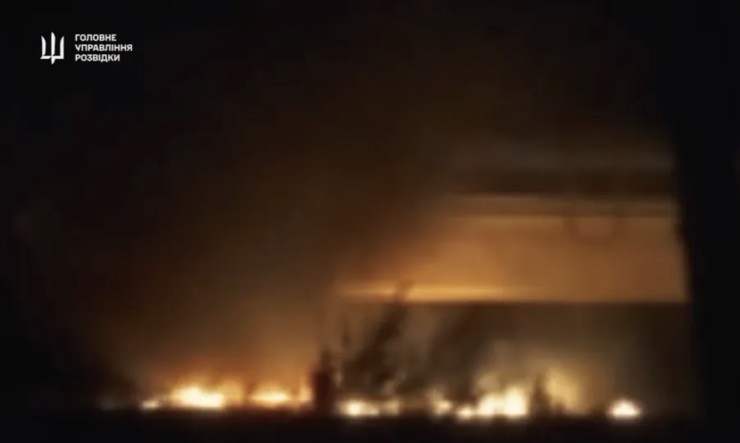 HUR tuyên bố đốt cháy một máy bay vận tải quân sự Nga. Ảnh chụp từ video.