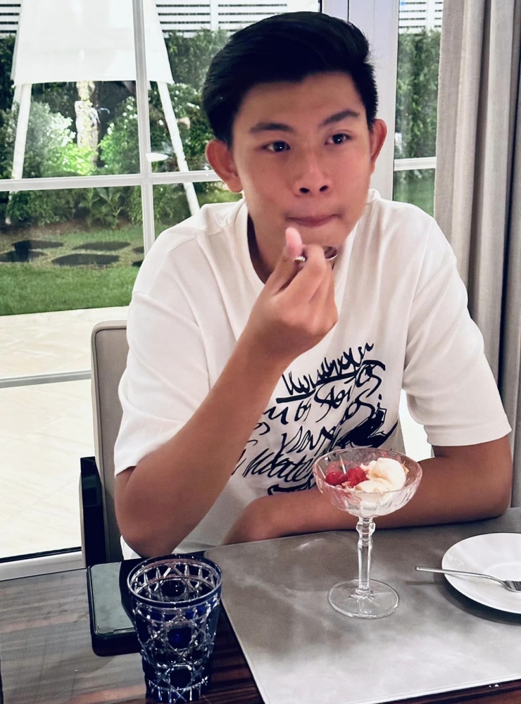 Theo Kim Thư, hai con cô thừa hưởng nhiều nét giống bố - nghệ sĩ Phước Sang - và họ hàng bên nội, nhất là Đô La.