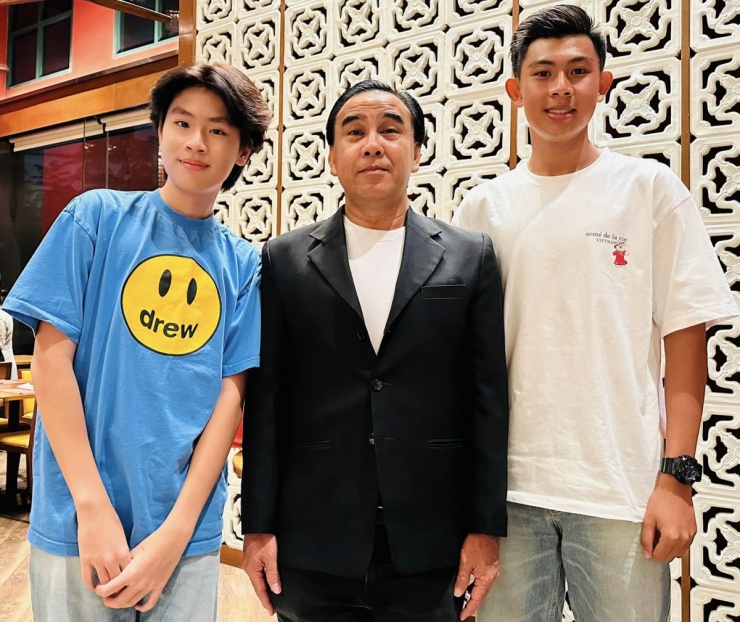 MC Quyền Linh là bạn thân của Phước Sang. Anh mừng khi hai con trai của ông bầu đã khôn lớn, ngoại hình ngày càng nổi trội. Gia đình Quyền Linh thỉnh thoàng tụ họp với nhà Kim Thư, Lê Hóa vào những dịp đặc biệt.