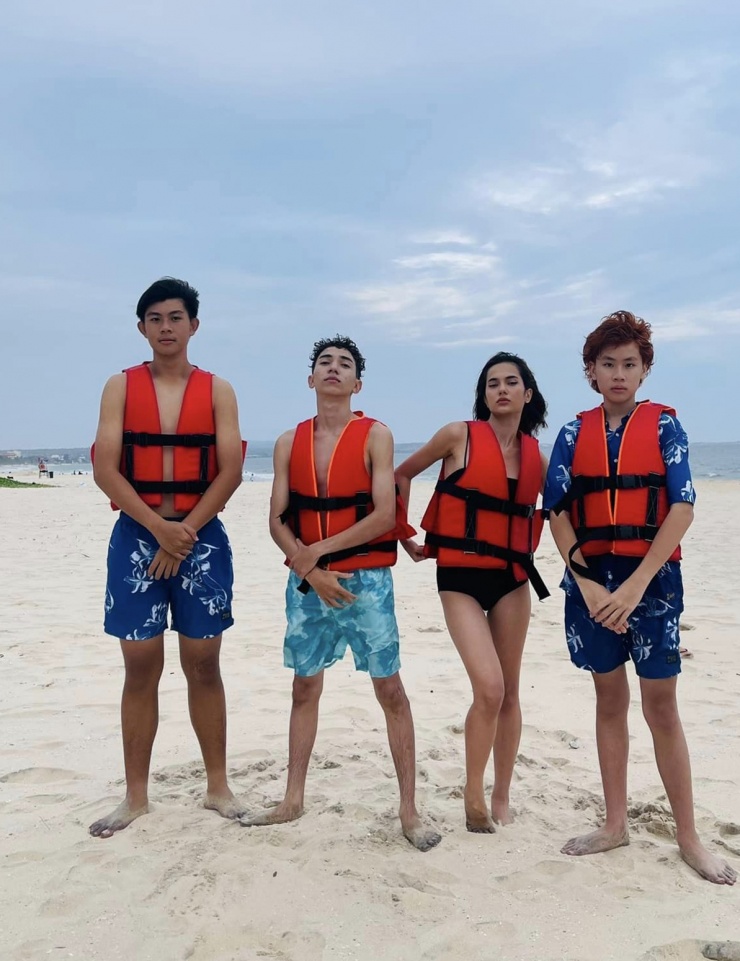 Đô La, Ơ Rô (bìa trái và bìa phải) trong một lần đi biển với hai con lai Tây của diễn viên Lê Hóa.