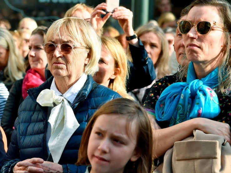 Mọi người tập trung tại quảng trường Stortorget ở Stockholm (Thụy Điển) để thể hiện sự ủng hộ dành cho Sara Danius. Ảnh: Getty Images.