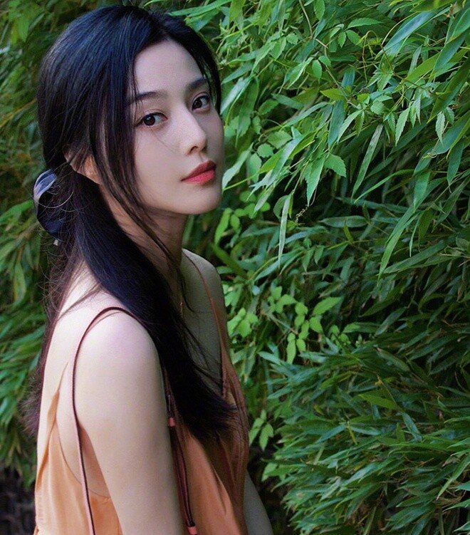 Phạm Băng Băng là một trong những
biểu tượng sắc đẹp hàng đầu của làng giải trí Trung Quốc với nét
đẹp kiêu sa, sắc sảo. 