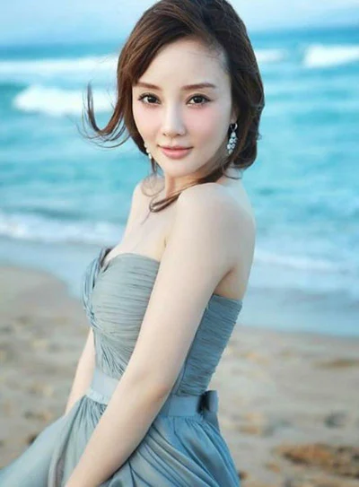 Càng trưởng thành, Lý Tiểu Lộ càng
nổi tiếng với vẻ đẹp tự nhiên, trong sáng và thanh khiết.