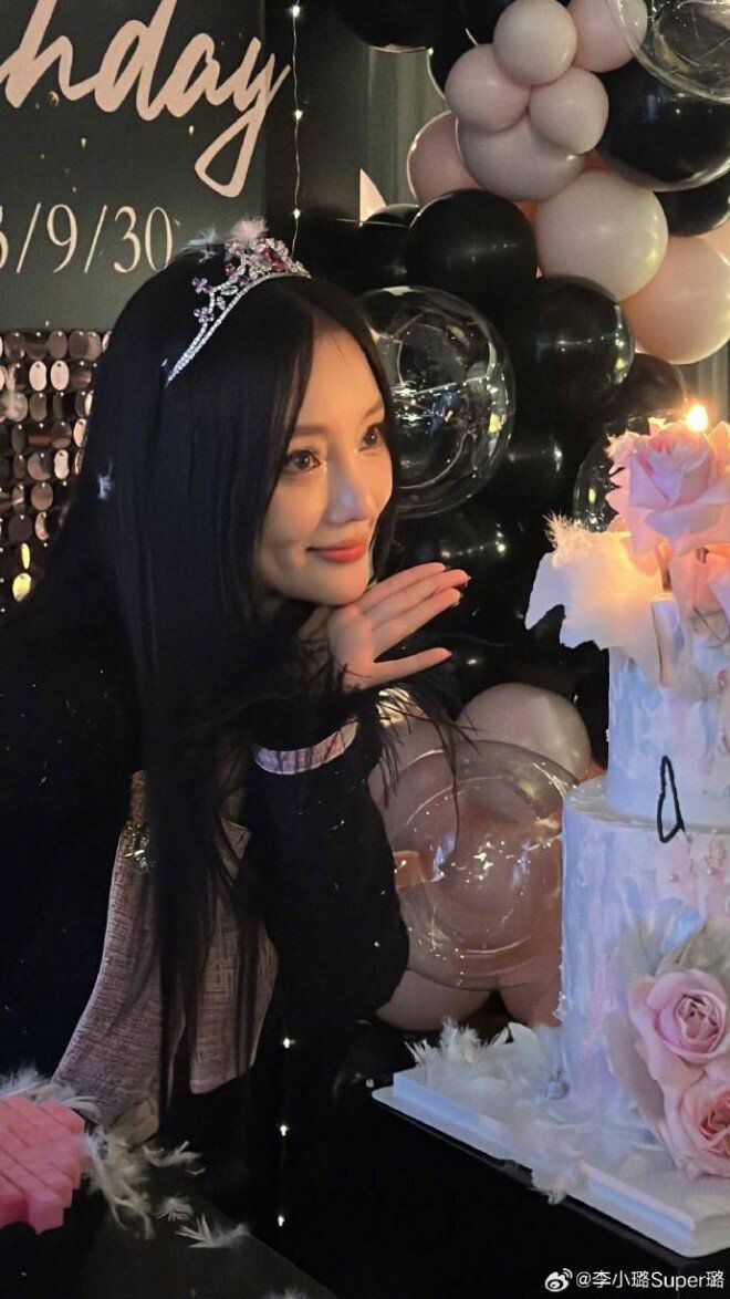 Ở độ tuổi 42, Lý Tiểu Lộ cũng làm
nhiều người không khỏi bất ngờ với nhan sắc ngày càng trẻ đẹp như
búp bê.