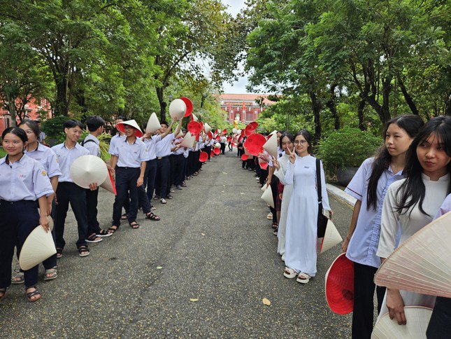 Học sinh Quốc học Huế xếp hàng chờ đón nhà vô địch Oympia năm thứ 24.