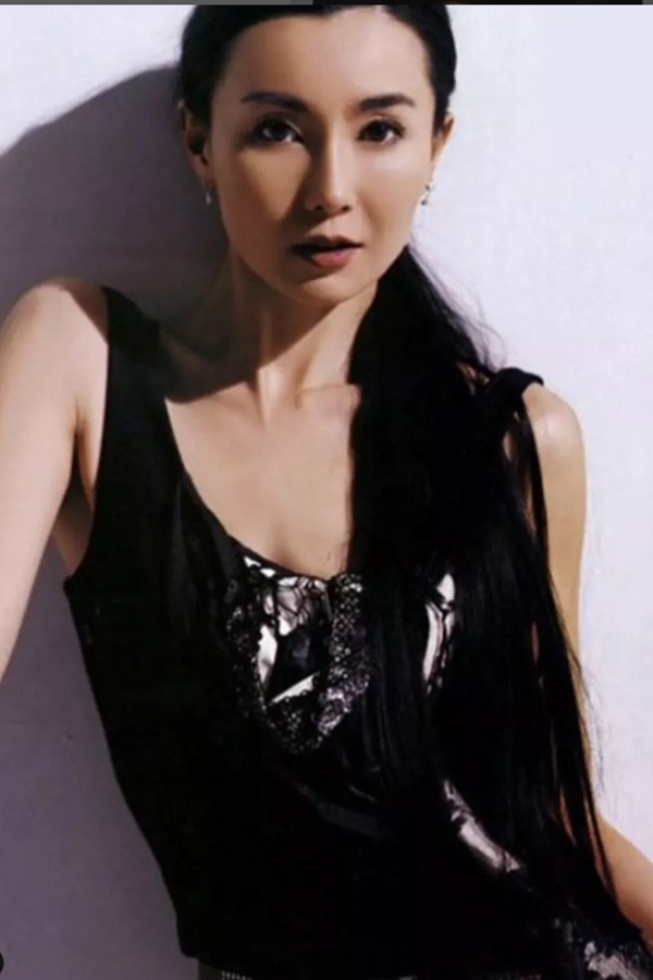 Trong những lần hiếm hoi xuất hiện, Trương Mạn Ngọc để lộ vóc dáng có phần gầy gò nhưng tràn đầy sức sống. Nhan sắc tươi trẻ ở tuổi 60 của nữ diễn viên khiến nhiều khán giả ngỡ ngàng.