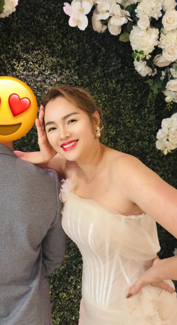 Á hậu Diễm Châu bên bạn đời.