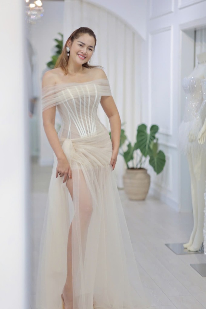 Diễm Châu chọn váy cưới xẻ cao khoe chân thon của NTK Vĩnh Thụy.