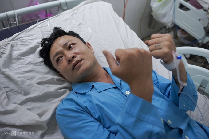 Anh Hùng mô tả lại động tác hai tay ghì chặt balo trước bụng, cố ngóc đầu lên khỏi mặt nước để sinh tồn. Ảnh: Nguyễn Đông