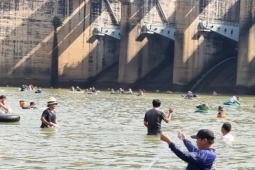 Người dân ùa xuống đập tràn nhà máy thủy điện Trị An săn 'lộc trời'