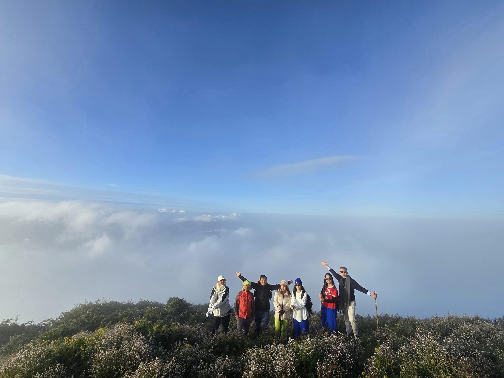 Ngoài ra, hành trình trekking lên đỉnh Tà Chì Nhù không hề dễ dàng, vì đoạn đường dốc và dài. Do đó, việc rèn luyện sức bền và chuẩn bị tinh thần trước khi đi là vô cùng quan trọng. 