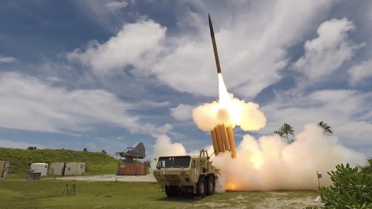 Xe phóng THAAD khai hỏa tên lửa đánh chặn vào năm 2019. Ảnh: Insider.