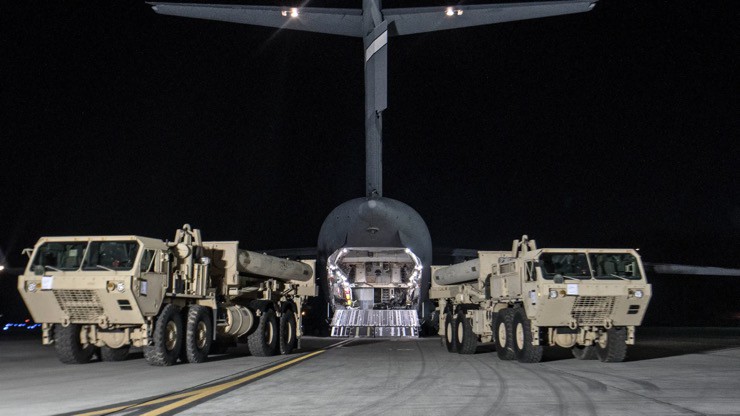 Các thành phần tổ hợp THAAD được Mỹ vận chuyển tới Hàn Quốc. Ảnh: Axios.