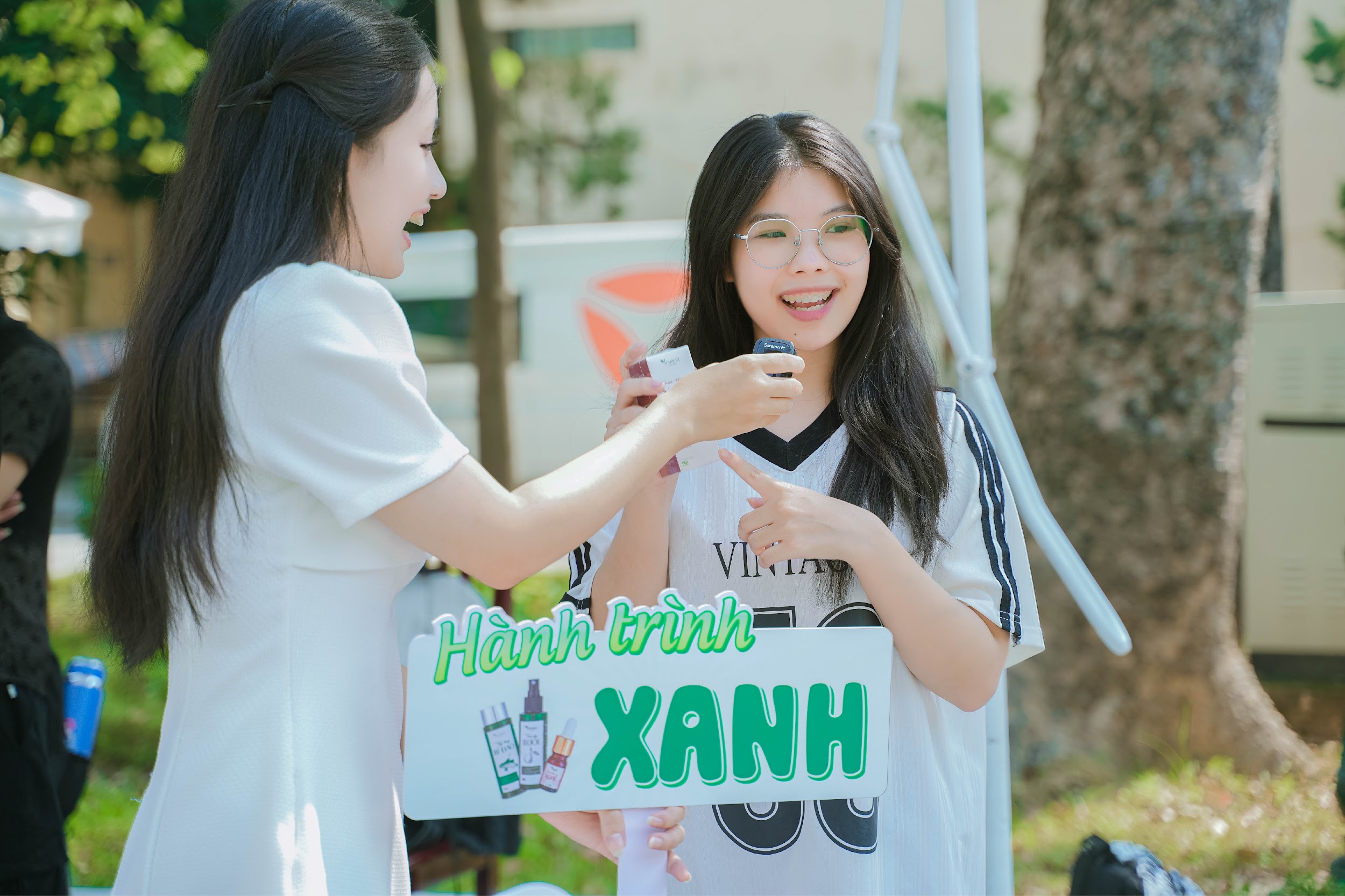 Các bạn trẻ hào hứng tham gia chương trình đổi chai lọ mĩ phẩm cũ lấy serum chấm mụn nghệ và vòng tay charm tái chế