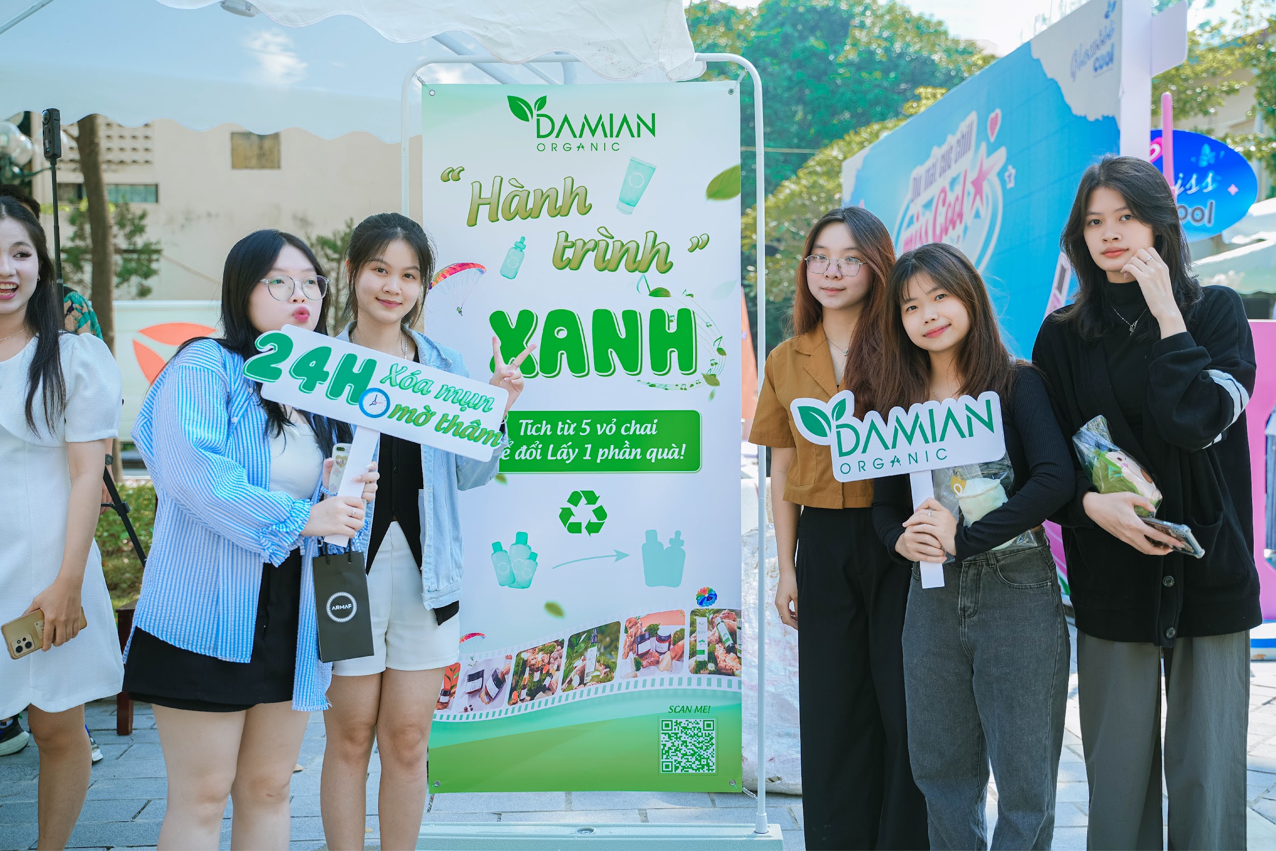 Sự kiện tại Trường Học viện Báo chí và Tuyên truyền đã thu gom được hơn 10.000 vỏ chai mĩ phẩm đã qua sử dụng.