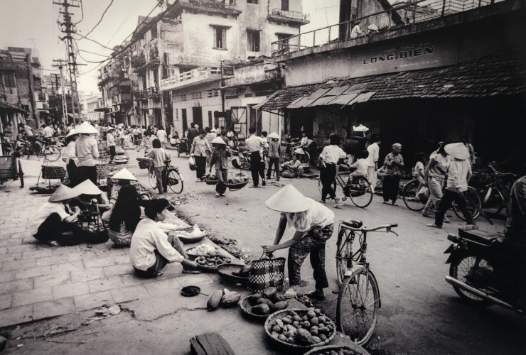 Những người bán hàng rong, khu vực chợ Đồng Xuân năm 1992.