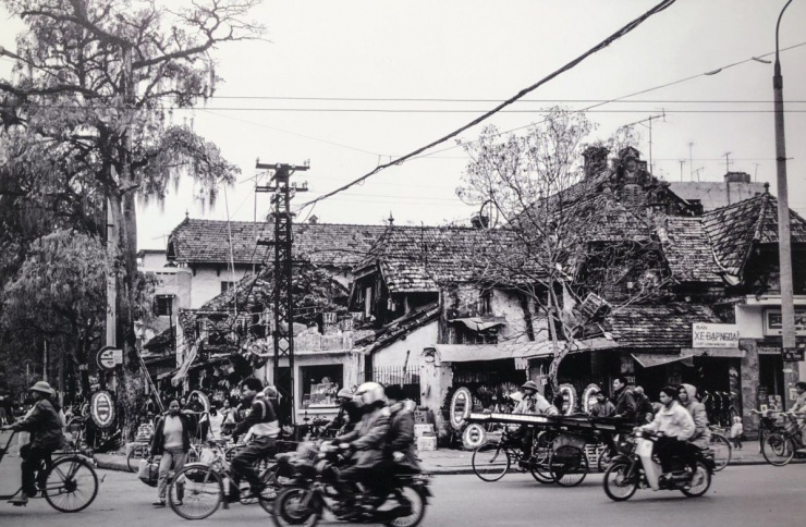 Giao thông trên phố Bà Triệu năm 1993.