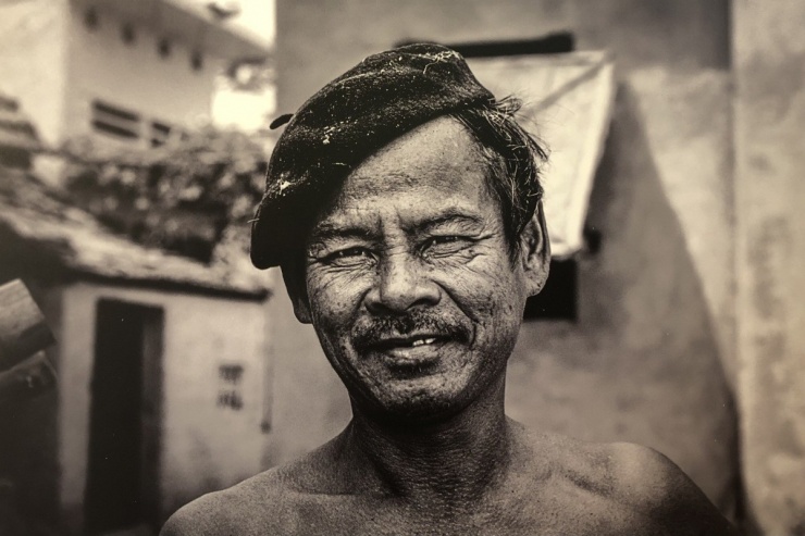 Thợ mộc gần cầu Chương Dương năm 1992.