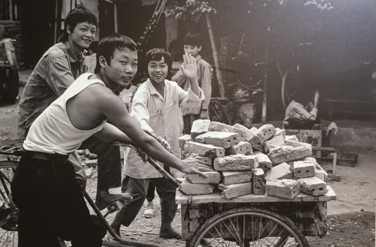 Vận chuyển gạch tái chế 32 năm trước.