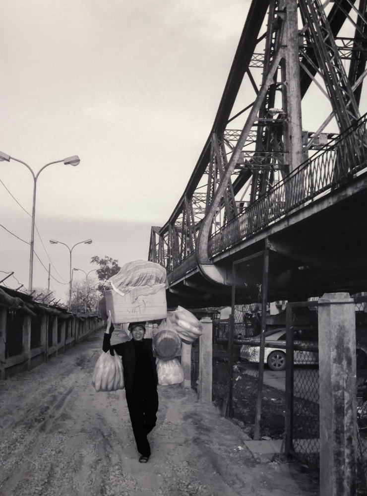 Lê Bích chụp khoảnh khắc người bán bánh mỳ rong dưới chân cầu Long Biên năm 2011.