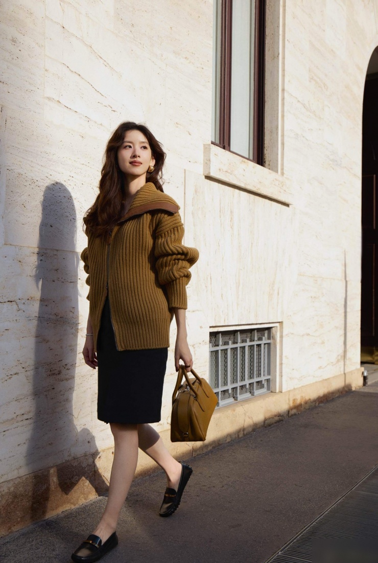 Một tháng qua, Trạch Thiên tham gia nhiều sự kiện thời trang, chụp hình street style. Trang Sohu nhận xét gu thời trang của cô nhã nhặn, mang hơi thở cổ điển.