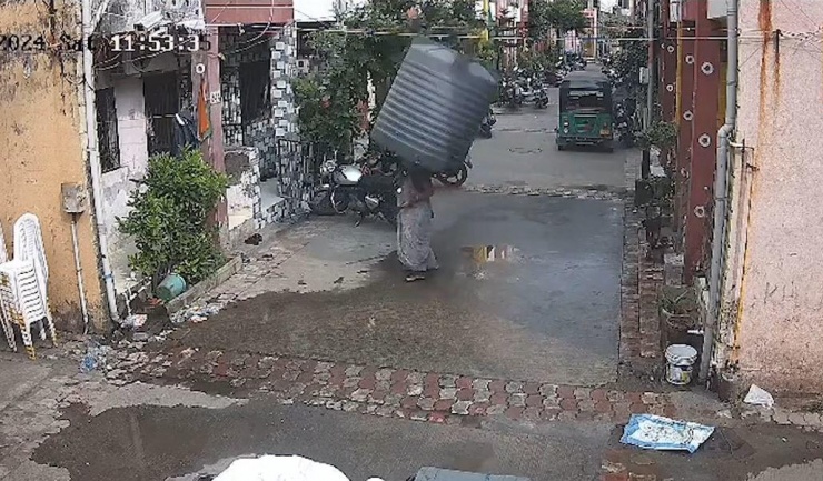 Người phụ nữ bị thùng nước rơi trúng.