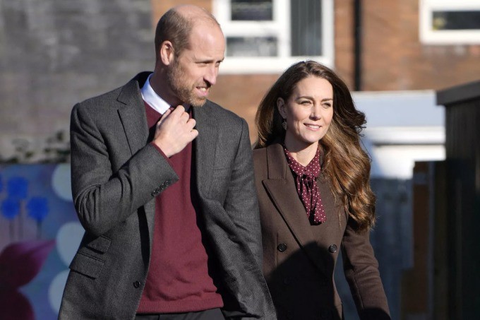 Kate và William đến Southport hôm 10/10.