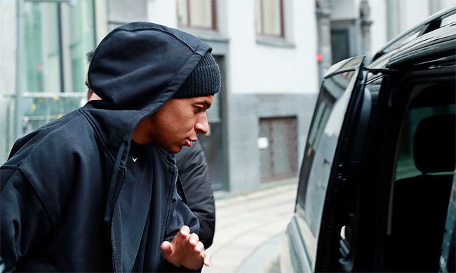 Mbappe rời khách sạn ở Stockholm, Thụy Điển hôm 11/10. Ảnh: Rex