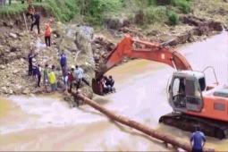 Bạn trẻ - Cuộc sống - Bất ngờ chuyển dạ, thai phụ được máy xúc đưa qua dòng sông ngập lũ