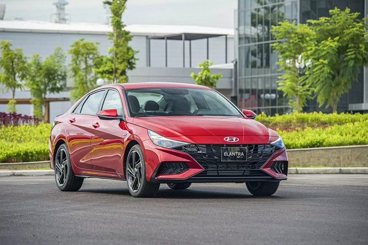 Giá Hyundai Elantra tháng 10/2024, ưu đãi 50% phí trước bạ - 1