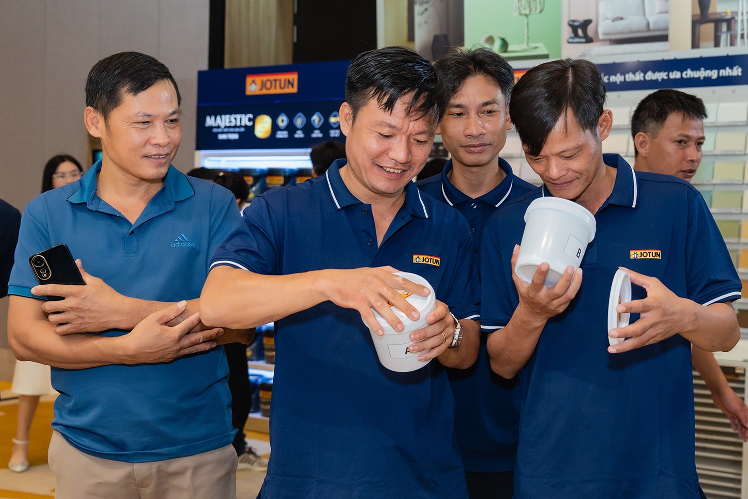 Thợ thầu hào hứng tham gia các hoạt động tương tác tại sự kiện của Jotun