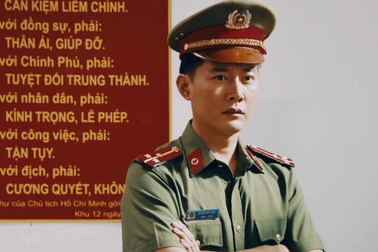 Khôi Trần với tạo hình vai công an trên phim.&nbsp;