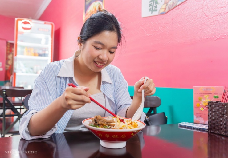 Bún ốc Liễu Châu 'nặng mùi' gây tò mò ở Hà Nội - 2