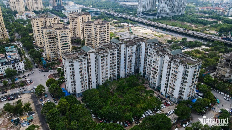 Nhiều tòa chung cư của dự án tái định cư Nam Trung Yên (Cầu Giấy, Hà Nội) đang dần xuống cấp, xung quanh bong tróc, thấm nước... thậm chí, có nhiều mảng tường chỉ còn trơ lại lớp&nbsp;xi măng.&nbsp;