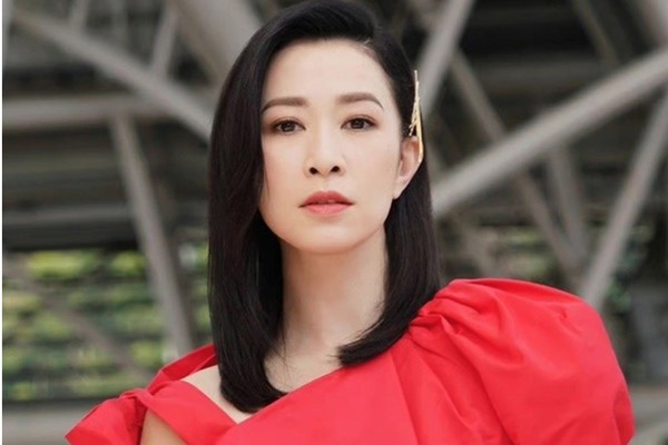 Ngoài ra, nữ diễn viên sinh năm 1975 duy trì thói quen tẩy tế bào chết hai lần mỗi tuần. Tẩy tế bào chết giúp loại bỏ làm sạch sâu, thông thoáng lỗ chân lông, tạo điều kiện cho da hấp thu dưỡng chất từ các sản phẩm làm đẹp tiếp theo.