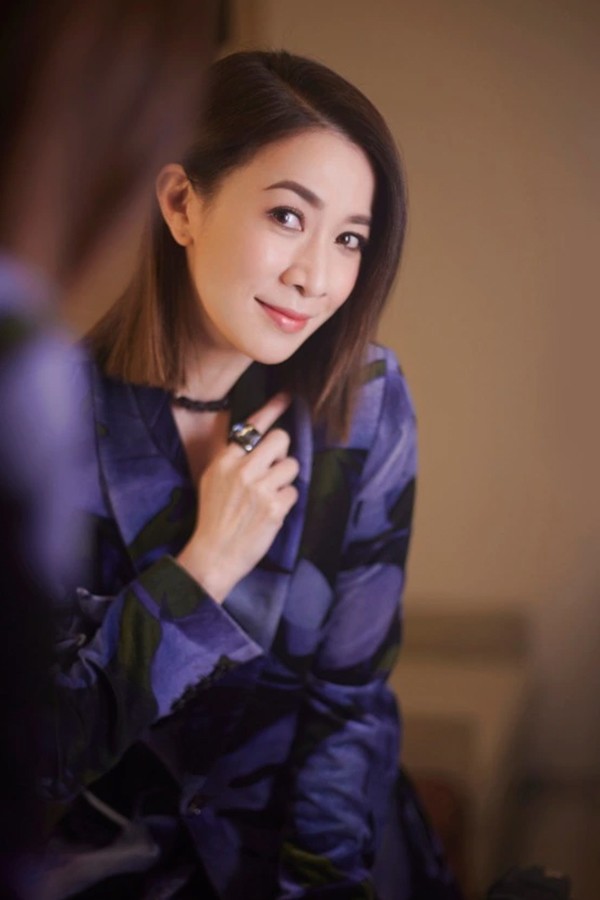 Bên cạnh đó, Nhàn Phi của 'Diên Hi công lược' còn chia sẻ cô dùng nhiều loại mặt nạ, tùy theo tình trạng da chứ không dùng một loại quanh năm. Vào mùa hè, cô dùng mặt nạ làm dịu hoặc làm trắng da. Vào mùa đông, cô ưu tiên dùng mặt nạ cấp ẩm, tăng độ đàn hồi, chống lão hóa cho da.