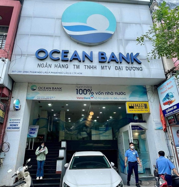 Biển hiệu ngân hàng OceanBank sáng 17/10. Ảnh: Quỳnh Trang