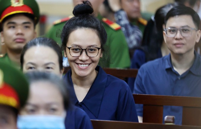 Trương Huệ Vân (giữa) và các bị cáo
có vai trò thứ yếu trong vụ án, chiều 17/10. Ảnh: Quỳnh Trần