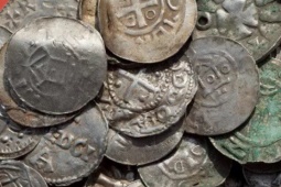 Media - Dò kim loại, cậu bé 13 tuổi đào được "kho báu" quý giá